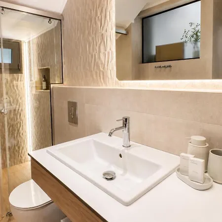 Petite Palace Terra Renovated 2026 Near דירה העיירה רתימנו